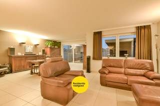 Welkom in Langepijpestraat 32, een comfortabel gelijkvloers appartement op een bijzonder gunstige ligging! U woont hier in het centrum van Torhout, op wandelafstand van winkels, supermarkten, scholen, openbaar vervoer en zoveel meer.<br /><br />U betreedt het appartement via een ruime inkomhal met gastentoilet en plaats voor vestiaire. Vanuit de inkom komt u in de lichtrijke leefruimte, die mooi in verbinding staat met de eetkamer en de open keuken. De keuken is volledig uitgerust met dubbele spoelbak, vaatwasser, elektrische kookplaat, dampkap, heteluchtoven en inbouwkoelkast. Aansluitend vindt u een praktische berging met aansluiting voor een wasmachine.<br /><br />Het appartement beschikt verder over twee volwaardige slaapkamers en een functionele badkamer, ingericht met ligbad, regendouchesproeier en dubbele lavabo.<br /><br />Buiten geniet u van een ruime, onderhoudsvriendelijke koer. Het aanwezige tuinhuis biedt extra opbergruimte voor tuinmateriaal of meubilair.<br /><br />Tot slot is er in de ondergrondse garage zowel een extra bergruimte als een handige garagebox, zodat uw wagen steeds veilig en comfortabel kan worden geparkeerd.<br /><br />De vermelde prijs is een richtprijs; elk bod, hoger of lager, wordt voorgelegd aan de eigenaar, die zich het recht voorbehoudt om dit te aanvaarden of te weigeren.<br /><br />Neem voorsprong met een vrijblijvende en gratis schatting van uw eigendom via:<br />http://www.residentievastgoed.be/gratisonlineschatten