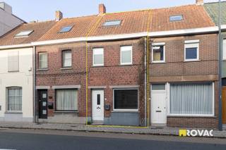 Rijwoning nabij het Frunpark en het centrum van Izegem bestaande uit voorplaats, leefruimte met open ingerichte keuken voorzien van oven, koelkast...