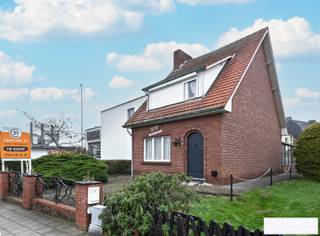 Are you looking for a property that you can decorate entirely to your own taste, in an excellent location? Then this property in need of renovation in Oud-Turnhout is definitely worth a visit.<br /><br />The property is located close to the bustling centre, with shops, schools and public transport within walking distance, while still enjoying the tranquillity of a pleasant residential area.<br /><br />The entrance hall leads into the spacious living room. Adjacent to this is the kitchen, which you can decorate entirely to your own taste and style. The bathroom has a sitting bath with bathroom furniture. The house also has a separate toilet and a spacious storage room.<br /><br />There are three bedrooms on the upper floor. In addition, there is an attic floor, which offers extra possibilities for storage or further furnishing.<br /><br />An additional advantage is that the plot to the right of the property is also for sale. This building plot has a total area of 301 m², which offers additional possibilities for expansion, a new construction project or investment (subject to the applicable regulations).<br /><br />This property is ideal for those looking for a renovation project with great potential, possibly in combination with an interesting building plot, in a prime location in Oud-Turnhout.