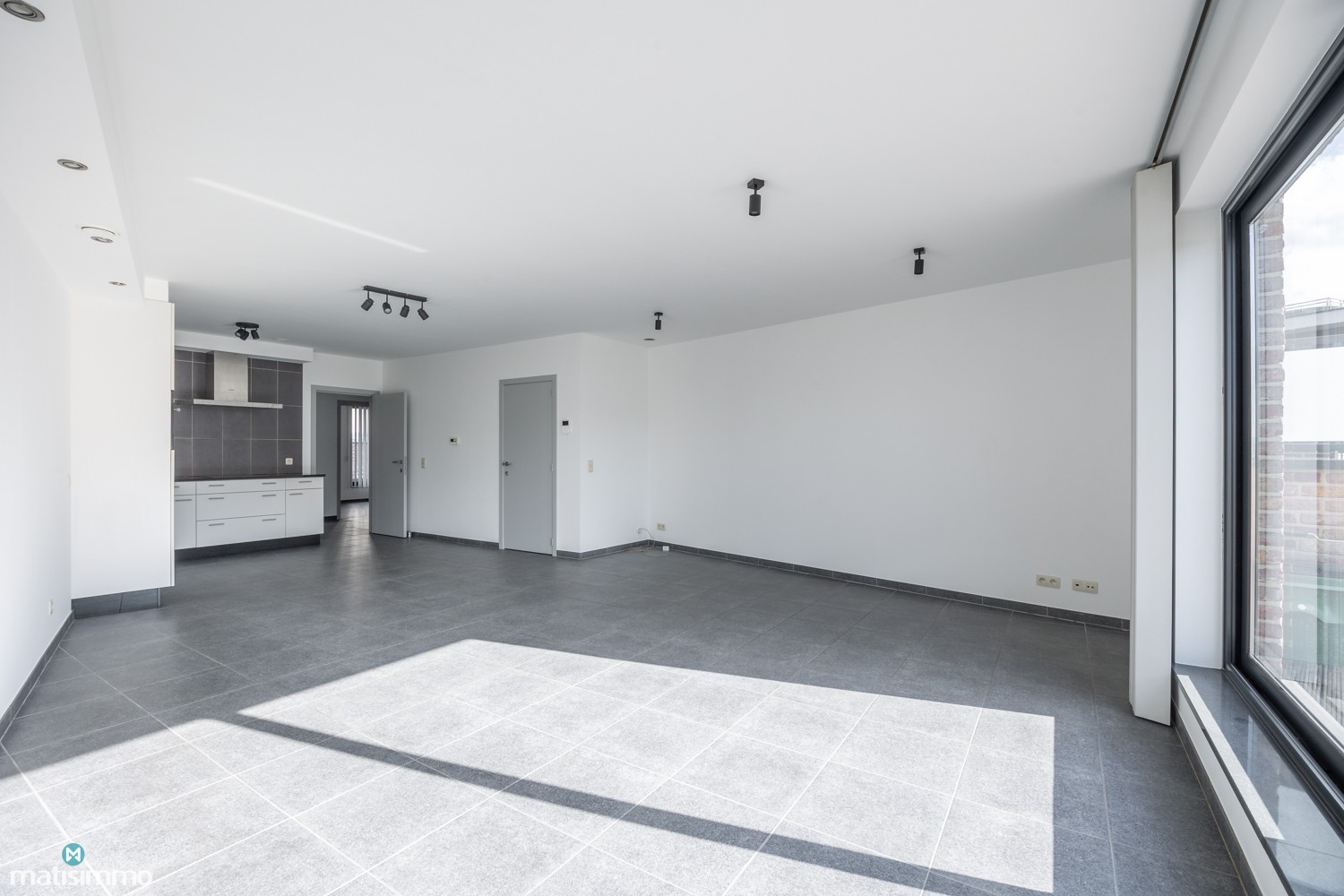 INSTAPKLAAR APPARTEMENT MET 2 SLAAPKAMERS, RUIM TERRAS EN AUTOSTAANPLAATS IN HET CENTRUM VAN BILZEN - foto 5