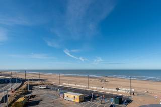 Dit subliem appartement te koop is gelegen op de 5de verdieping van Residentie Beau Soleil te Oostende - Mariakerke. Door de hoekligging geniet u vanuit elke ruimte van een prachtig open uitzicht op zee en/of het hinterland. Indeling: - inkomhal- leefruimte gelegen op de hoek- open geïnstalleerde keuken- terrasje (2m²) met fantastisch zeezicht - berging voorzien van aansluiting voor wasmachine- badkamer voorzien van een inloop regendouche en badkamermeubel met spiegelkast- slaapkamer 1- slaapkamer 2 met aansluitend terrasje - extra kamer op de 6de verdieping (10m²)- afzonderlijk toilet Bovendien beschikt u over een privatieve kelderberging. Pluspunten: - gerenoveerd en instapklaar- 2 terrasjes- positieve elektrische keuring - EPC label B- hoekappartement met de hele dag zon- Prachtig open zijdelings zeezicht- vrij zicht op het hinterland- asbestveiligBent u op zoek naar een appartement met een open zicht? Dan is dit wat u zoekt! Vraag snel een bezichtiging ter plaatse aan.