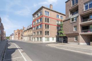Ruim en energiezuinig appartement te koop in Ieper met 3 slaapkamers en een uniek terras. Toplocatie in centrum Ieper met mooi zicht op het Astridpark! Het appartement beschikt over een zéér gunstig EPC en is asbestvrij. Het appartement is echter wel op te frissen. Contacteer Maxime op 0493 25 32 64 of via maxime.delbaere@dewaele.com INDELING: Verdiep -1: Kelderberging Gelijkvloers: Gemeenschappelijke inkomhalVerdiep +3: Inkomhal met apart toilet - Ruime en lichtrijke woonkamer met zicht op het Astridpark - Uitgeruste keuken - Ruime berging voldoende voor plaatsen van wasmachine, droogkast en frigo - Badkamer voorzien van bad en lavabo (te renoveren) - Master Bedroom met toegang tot het unieke en ruime terras - 2 slaapkamers. ALGEMEEN: - EPC: B-label - Asbestvrij appartement- Nieuwe HR-ramen in Alluminium - Centrale verwarming op aardgas (condesatieketel) - Mooi zicht op het Astridpark!- Mogelijkheid tot het huren van een garage. Bestuursmaatregelen in het maatregelenregister: nee