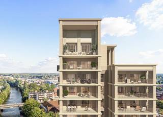 <div>LOCATIE:<br />LYS is een nieuwe fase die deel uitmaakt van het project "Liv-De Molens".</div>
<div>Dit is een residentieel project bestaande uit verschillende types appartementen die gelegen is langs de Leie, midden in een groot park te Deinze.</div>
<span>Architect Ramstad ontwerpt het masterplan voor Liv De Mølens, waar Lys eveneens deel van uitmaakt.</span>
<div><br />
<div>De volledige site is ontworpen met oog voor de authenticiteit van deze historische plek en waar leven, wonen en werken hand in hand gaan.</div>
<div><br />Met een perfect evenwichtige combinatie van ruime kwalitatieve appartementen, ruimte voor ontspanning en openbaar groen, winkels, kantoren en stedelijke voorzieningen en in de onmiddellijke nabijheid van de winkelstraat, scholen, station, openbaar vervoer, met een goede verbinding naar de belangrijkste invalswegen is dit de ideale uitvalsbasis voor elk van u.</div>
<div><br />PROJECT:<br />Voor Lys bracht Ramstad twee werelden samen: het Belgische stadsgevoel verweven met Scandinavisch “hygge”, die zich laat omschrijven als dat warme, knusse gevoel dat een huis een thuis maakt.<br />De grote raampartijen, de natuurlijke materialen in combinatie met de Leie en de eindeloze vergezichten op zijn een uniek gegeven. <br /><br />Ramstad vertaalde dit verlangen naar eenvoud in elk detail: lichte ruimtes die ademen, materialen die warmte uitstralen, een architectuur die de unieke plek aan het water omarmt, die zich niet opdringt, maar aanvoelt als thuiskomen.</div>
<div></div>
<div>Elk appartement wordt verwarmd met geothermie, een duurzame energiebron die je woning ‘s winters warm houdt en ' s zomers verkwikkend koel houdt (passieve koeling). Warmtepompen ondersteunen dit systeem, zodat je het hele jaar door in perfecte harmonie leeft met de seizoenen. <br />De fietsenstalling is ruim en uitgerust met een fietslift, want ook dat comfort hoort bij het leven in Lys.</div>
<div></div>
<div>Er zijn verschillende types appartementen beschikbaar alsook ondergrondse parkings en privatieve bergingen.</div>
<div></div>
<div>Afwerking is aan de hand van het lastenboek; afhankelijk van de fase van de bouwwerken kan u uw eigen keuzes in afwerkingsmaterialen maken.</div>
<div><br />Parking/ kelderberging: meerprijs</div>
<div></div>
<div>De vermelde units zijn slechts een selectie uit het aanbod!</div>
<div><br />Dit project komt in aanmerking voor de 6% BTW regeling.<br />Nieuw voor investeerders : het 6% BTW-tarief geldt nu ook voor aankopen die gedurende 15 jaar verhuurd worden (onder de toepasselijke wettelijke voorwaarden). Dat verlaagt de aankoopkost en kan uw netto-rendement aanzienlijk verbeteren.<br /><br />Voor info en beschikbare units contacteer Anthony op 0488 14 62 77</div>
</div>