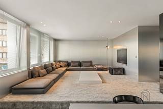 PRACHTIG GERENOVEERDE RUIME LOFT (192m²) met veel lichtinval pal in het centrum van Kortrijk. indeling: private inkomhal, lichtrijke grote...