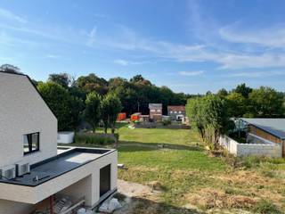 Laatste 2 appartementen te koop - 6% BTW mogelijk (ook als investering)<br />Residentie "Ten Hove" is heel aangenaam gelegen nabij het schilderachtige dorpsplein van het gezellige Wieze. In deze kleinschalige residentie zijn slechts 7 appartementen en dit opgedeeld in 2 aparte gebouwen van 5 en 2 appartementen. De gebouwen zijn voorzien van zowel bezoekersparkings vooraan als achteraan privatieve parkeergelegenheden en een grote afgesloten fietsenberging. Deze penthouse beslaat het complete bovenste verdiep en is voorzien van heel veel lichtinval en een ruim zuid-west gericht terras van 18 m²! Energiezuinig wonen is hier de sleutel van het totaalconcept met het oog op rust, kwaliteit & luxe! De afwerking van de appartementen gebeurt in samenspraak met de verkoper, hiervoor zijn budgetten bepaald in het lastenboek. Bent u er snel bij dan heeft u inspraak in de ontwikkeling van uw nieuwe woonst. Bel of mail vrijblijvend voor uw afspraak zodat wij de kans krijgen om dit prachtig project aan u voor te stellen. info@rosiersderidder.be of 052/41.41.94<br />Referentie: 5334