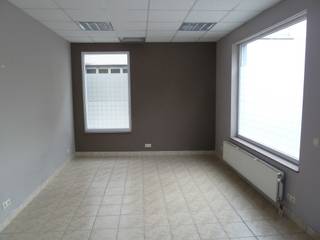 UITSTEKENDE INVESTERINGSKANS<br />OPBRENGSTEIGENDOM MET 4 STUDIO'S IN ANTWERPEN<br /><br />KENMERKEN:<br /><br />- 3 verdiepingsstudio's met een aparte badkamer, keuken en slaapkamer.<br />- 1 gelijkvloersstudio met 1 grote ruimte met aparte toilet.<br />- Stabiele maandelijkse huuropbrengst van €1.565 (ongeïndexeerd)<br />- Uitstekende locatie (Lange Zavelstraat 72) in de nabijheid van winkels en openbaar vervoor<br />- Overal PVC ramen voorzien met dubbel glas<br />- Alle studio's hebben hun eigen epc certificaat (2 x C, 1 x D en 1 x F) en aparte meters voor water, gas en elektriciteit.<br />- Elektriciteit is conform.<br />- Is niet vergund maar nooit problemen gehad met de verhuring ervan en is continu verhuurd.<br />- geen kosten van lift of syndicus<br />- met de huidige woningkrapte gaat de waarde alsmaar stijgen<br /><br />FINANCIËLE DETAILS:<br /><br />Maandelijkse huuropbrengst: €1.565 (ongeïndexeerd)<br />Jaarlijkse huuropbrengst: €18.780 (ongeïndexeerd)<br /><br />De studio's zijn al jaren constant verhuurd en brengen maandelijks €1.565 (ongeindexeerd) op. De nieuwe eigenaar kan meteen de huur indexeren voor een hogere opbrengst.