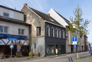 Ontdek dit ruime en charmante 3-slaapkamerappartement, ideaal gelegen in het centrum van Kalfort (Puurs). Het appartement bevindt zich op de eerste verdieping van een kleinschalige residentie, wat zorgt voor een rustige en aangename woonomgeving. De indeling omvat een lichtrijke en ruime leefruimte met open keuken, drie volwaardige slaapkamers, een praktische berging en een moderne badkamer uitgerust met een inloopdouche. Dankzij de centrale ligging bevinden winkels, scholen en openbaar vervoer zich op wandelafstand, wat het wooncomfort aanzienlijk verhoogt. Individuele centrale verwarming op gas. EPC: 352 kWh/m²/jaar – UC: 2268020 Interesse? Neem vrijblijvend contact op via 03/283.84.84 of mail naar gert@ax-quality.be voor meer informatie of een bezoek ter plaatse.
