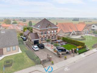 In het hart van Nieuwkerke ontdek je deze uitzonderlijke voormalige directeurswoning uit 1923 – een uniek pand waar karakter, authenticiteit...