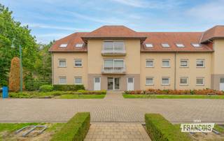 Deze instapklare studio is gelegen in de residentie "Green Garden", op wandelafstand van het centrum van het pittoreske De Haan. Residentie "Green Garden" is een gesloten domein met binnenpleinen, vijvers, wandelpaden en een gemeenschappelijk zwembad.<br /><br />Het betreft een studio met slaaphoek, woonkamer met open keuken voorzien van alle nodige toestellen en een badkamer met toilet. De grote ramen zorgen voor veel natuurlijk licht en bieden een prachtig uitzicht op de groene omgeving. <br /><br />Bovendien bestaat er de mogelijkheid tot het aankopen van een garagebox. Prijs: 35.000.00 EUR.<br /><br />Interesse? Aarzel niet om ons te contacteren en plan snel uw bezoek in!<br /><br />