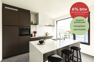 <span>Premium penthouse in Berchem aan scherpe voorwaarden + SLECHTS 6% BTW, ZOWEL VOOR EIGEN BEWONING ALS (PARTICULIERE) INVESTEERDERS (onder voorwaarden)</span><br /><br /><span>Dit duplex penthouse mét privélift in Berchem (Oogststraat) is er voor wie een woning zoekt 'op niveau': lichtrijk, duurzaam én bijzonder luxueus wonen, met de stad aan je voeten. Een buitenkans voor wie op zoek is naar uitmuntende woonkwaliteit en verrassend veel ruimte en rust, zo dicht bij 't Stad.</span><br /><br /><span>Dit penthouse, het allerlaatste beschikbaar in het ultra-duurzame nieuwbouwproject Zilverkwartier, wordt tegen scherpe voorwaarden aangeboden én geniet van het verlaagd btw-tarief voor sloop en heropbouw (onder voorwaarden).<br /><br />NIEUW: niet alleen wie dit Zilverkwartier penthouse koopt voor eigen bewoning, maar ook investeerders (particulier of vennootschap) kunnen nu van dit gunsttarief genieten. (www.zilverkwartier.be/verlaagd-btw-tarief)<br /><br />Zilverkwartier penthouse - uniek, ruim en karaktervol wonen op 7 hoog:<br />Bewoonbare opp. ca. 167 m² | 2 ruime slaapkamers | Bureau | Privélift tussen de 2 niveaus (levensloopbestendig wonen) | Karaktervol ingericht, met donker getinte parketvloer en bijzondere keramiek | 2 grote, zonnige terrassen (voor- en achteraan, samen ca. 49 m²) en uitkijk op grote en rustige binnentuin | Aansluiting op duurzaam warmtenet, een garantie voor schone energie en stabiele prijzen | Aangename en efficiënte vloerverwarming</span><br /><br /><span>Info: www.zilverkwartier.be/penthouses</span><br /><br /><span>Een persoonlijke afspraak? https://www.zilverkwartier.be/afspraak/ - wonen@fidesinvest.be - t 03 232 54 00</span>