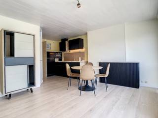 Studio rénové (37m²) à vendre à Koksijde-bad. Finition élégante. Aménagement optimal : salon avec lumière, cuisine ouverte et coin nuit séparé. Proche de la plage, des commerces,.. Prêt à emménager !MISE EN PAGE :- Premier étage :- Entrée ;- Salon avec cuisine ouverte équipée de tous les appareils nécessaires ;- Salle de bain avec douche, lavabo et toilettes ;- Chambre à coucher avec armoires encastrées ;- Local de rangement avec raccordement pour la machine à laver.AVANTAGES :- Emplacement TOP, près de la plage et de la rue commerçante de Koksijde ;- Économe en énergie, EPC B ;- Récemment rénové ;- Un nombre suffisant d'options de stationnement dans la région ;- Finition de haute qualité avec des matériaux de haute qualité.Disponible à partir du 01/08/2026Coûts communs : + €50, -/moisÊtes-vous intéressé par cette propriété à louer à Koksijde ? Rendez-vous sur le site www.dewaele.com, cliquez sur le bien que vous souhaitez louer. À l'aide du bouton rouge « demandez votre visite », nous vous demandons de remplir brièvement un profil. Ensuite, nous vous contacterons pour une visite. Les rendez-vous ne peuvent pas être pris par téléphone.