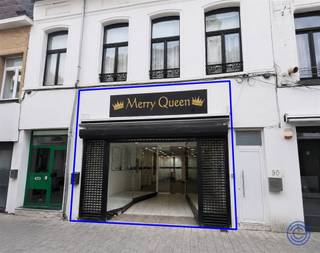 <p><span>Informatie handelspand:</span></p><p><span>Gelegen in de bruisende Offerandestraat, één van de meest levendige en drukbezochte winkelstraten van Antwerpen, biedt dit handelspand een uitstekende opportuniteit voor ondernemers die op zoek zijn naar maximale zichtbaarheid en een constante passage. De Offerandestraat is gelegen in een zijstraat van de gekende Turnhoutsebaan en vormt opzich een winkelstraat uit die in Antwerpen gekend is. Dankzij de combinatie van een dichtbevolkte buurt, een divers winkelaanbod en de uitstekende bereikbaarheid met het openbaar vervoer geniet uw zaak hier van een sterke commerciële uitstraling en optimale visibiliteit. Het pand beschikt over een totale oppervlakte van circa 170 m² en bestaat uit een ruim commercieel gelijkvloers van ca. 90 m² met een grote etalage aan de straatzijde, aangevuld met een volledig onderkelderde verdieping van ca. 80 m². De ruime etalage zorgt voor een uitstekende presentatie van uw producten of diensten en biedt maximale zichtbaarheid voor voorbijgangers. Bovendien is de winkel voorzien van een ijzeren veiligheidsafsluiting, wat extra beveiliging biedt buiten de openingsuren. De kelder biedt tal van mogelijkheden als stockageruimte of aanvullende opslag, wat een belangrijke meerwaarde vormt voor diverse handelsactiviteiten. verder is er ook een apart toilet met lavabo. De open indeling zorgt bovendien voor een grote flexibiliteit bij de inrichting van uw zaak, waardoor het pand zich uitstekend leent voor detailhandel, een conceptstore, showroom of commerciële dienstverlening.</span></p><p><span>Indeling</span></p><ul><li><span>Winkeloppervlakte van ca. 90m².</span></li><li><span>Kelderoppervlakte van ca. 80m².</span></li><li><span>Toiletruimte met lavabo.</span></li><li><span>Mogelijke invulling: winkel/boetiek, geen horeca.</span></li><li><span>EPC niet van toepassing.</span></li><li><span>Verwarming via radiatoren. </span></li></ul><p><span> </span></p><p><span>Algemene informatie</span></p><ul><li><span>Huurprijs: 1.950 EUR/maand + 308,50 EUR/maand kosten.</span></li><li><span>Per direct beschikbaar.</span></li></ul><ul><li><span>Onroerende voorheffing ten laste van de huurder: ca. 3700 EUR/jaar.</span></li><li><span>Algemene kosten: 308,50 EUR/maand, dit is de verdeling van de onroerende voorheffing per maand.</span></li></ul><ul><li><span>Commissie ten laste van de huurder: 15% van de jaarhuur excl. Btw.</span></li></ul><ul><li><span>Individueel verbruik van gas, water en elektriciteit. </span></li><li><span>Waarborg: 6 maanden.</span></li><li><span>Opmaak plaatsbeschrijving is bespreekbaar. </span></li></ul><p><span> </span></p><p><span>Gebouw</span></p><ul><li><span>Handelspand gelegen op de gelijkvloers verdieping met kelder.</span></li><li><span>Bovenliggend appartement. </span></li></ul><p><span> </span></p><p><span>Ligging</span></p><ul><li><span>Op uitstekende locatie in een winkelstraat met tal van boetieks.</span></li><li><span>Gelegen in een zijstraat van de Turnhoutsebaan.</span></li></ul><p><span> </span></p><p><span> </span></p><p><span>*De informatie in deze prospect is ter informatieve titel: de kandidaat-huurders moeten hun eigen zaak maken van het verkrijgen, controleren en interpreteren van deze informatie.</span></p><p><span> </span></p><p><span> </span></p>