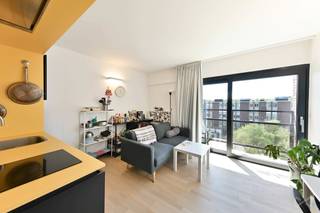 Deze instapklare studio bevindt zich op de vijfde en hoogste verdieping van Residentie Wales, gelegen aan de Prosper Poulletlaan in Leuven. De studio is rustig gelegen aan de achterzijde van het gebouw en geniet daardoor van extra privacy en een aangename, stille woonomgeving. Dankzij deze centrale ligging woont u op wandel- en fietsafstand van het bruisende stadscentrum, verschillende campussen, openbaar vervoer, winkels en tal van horecazaken. De studio vormt daardoor de perfecte uitvalsbasis voor een studerend kind of een interessante investering met sterk verhuurpotentieel.<br /><br />De studio werd volledig gerenoveerd in 2017 en is sindsdien instapklaar en goed onderhouden. De recente vernieuwing zorgt voor een hedendaagse afwerking en een praktische indeling. Door de ligging op de hoogste verdieping geniet u hier bovendien van extra rust, veel natuurlijk licht en een open gevoel. De leefruimte is lichtrijk en sluit aan op een functionele keuken en een badkamer met alle nodige comfort. Daarnaast is er een ventilatiesysteem aanwezig, wat bijdraagt aan een gezond en aangenaam binnenklimaat.<br /><br />Residentie Wales biedt haar bewoners ook toegang tot een gemeenschappelijke tuin, een groene plek om te ontspannen midden in de stad. De uitstekende bereikbaarheid en de nabijheid van universiteiten, hogescholen en het centrum van Leuven maken deze locatie bijzonder gegeerd.