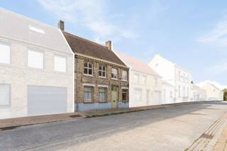 In het landelijke dorpscentrum van Pollinkhove, deelgemeente van Lo-Reninge, stellen we u deze charmante, te renoveren woning voor. Het...