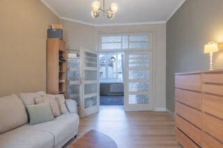 <strong>Leuk appartement met één kamer, recente keuken en nabij openbaar vervoer.</strong><br />Gelegen op de tweede verdieping, bereikbaar met trap.<br /><br />Charmant appartement in een kleine mede-eigendom met beperkte onderhoudslasten (ca €50/m).<br /><br />Een keuken, douchekamer en vloer werden gerenoveerd in 2021 wat het geheel tot een hedendaags en comfortabele woonst maken.<br /><br />De lay-out is praktisch met 3 kamers 'en-filade', één grote slaapkamer, centrale salon met eetplaats en keuken langs de achterzijde van het appartement. Van hieruit is de douchekamer met toilet en aansluitingen voor was- en droogmachine te vinden.<br /><br />Het appartement is verwarmd met recente (2021) condenserende aardgasketel van Remeha en de hele elektrische installatie werd vernieuwd en conform het AREI gekeurd.<br /><br />Inclusief in de verkoopprijs is één ruime kelder op verdieping -1.<br /><br /><strong>Interesse? </strong>Plan nu jouw bezoek via de website van Living Stone of contacteer ons via 02 466 05 75 !<br /><br />EPC 261 kWh/m² jaar<br />Klasse E