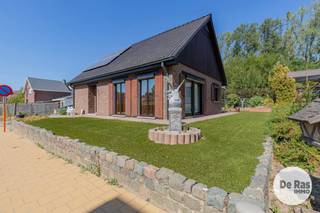 EERSTE KIJKDAG ZATERDAG 12/09/26 VAN 10U TOT 12U (enkel op afspraak!)<br /><br />EREMBODEGEM - Op zoek naar een vrijstaande bungalow met een praktische indeling, ruime parkeergelegenheid en extra mogelijkheden? Deze woning is centraal gelegen in Erembodegem, maar biedt tegelijkertijd een aangenaam uitzicht op het omliggende groen. Zo geniet u van een goede bereikbaarheid én van een rustige, groene omgeving.<br /><br />De bungalow omvat een inkomhal met apart toilet, een gezellige woonkamer, keuken, badkamer en twee slaapkamers. Vanuit de woning is er toegang tot de veranda, een ideale plek om te genieten van het mooie uitzicht op het groen.<br />Een bijkomende troef is de zolderruimte met mogelijkheden. Deze biedt extra bergruimte en kan mogelijkheden bieden voor verdere inrichting.<br />Buiten beschikt de woning over een oprit met meerdere staanplaatsen. De ruime vrijstaande garage biedt bovendien heel wat ruimte voor een wagen, opslag, hobby of werkplaats.<br /><br />De woning heeft de voorbije jaren belangrijke vernieuwingen ondergaan zoals nieuwe PVC-ramen, rolluiken op zonne-energie, nieuw dak met isolatie, warmtepomp, zonnepanelen met certificaten, alarm,...<br /><br />Kortom: Bent u op zoek naar een leuke vrijstaande woning met tuin, garage op een centrale ligging? Dan is deze woning zeker een bezoek waard! <br />info of bezoek: 053/60.65.60<br /><br />De vermelde prijs is een richtprijs. Na ontvangst van de biedingen zal de verkoper beslissen of hij/zij de eigendom verkoopt aan het beste bod. De richtprijs is aldus niet bindend voor de verkoper. Voor meer info kunt u ons contacteren of het reglement raadplegen op onze website.