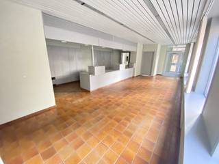 Dit Handelspand thans ingericht als kantoor maar kan ook dienst doen voor winkel, uiterst commerciële ligging in het centrum van Geluwe.Is een unieke...