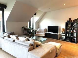 Centraal gelegen, in de historische binnenstad vinden we dit recent duplex-appartement. Aparte inkomhal met ingemaakte vestiairekasten. Ruime woon- en leefruimte (ca. 33m²) op een lichte parketvloer. Aparte eethoek (ca. 9m²) die eveneens toegang geeft tot het zonnige terras aan de voorzijde. Open ingerichte keuken voorzien van kwaliteitsvolle Miele toestellen (keramische kookplaat, koelkast met vriesvak, combi-oven en vaatwasser). Apart gastentoilet aanwezig. <br /><br />Op het verdiep 2 volwaardige slaapkamers (ca.13-11m²) die beiden toegang geven tot het tweede terras. Moderne badkamer met douche, enkele wastafel met meubel, toilet en aansluiting voor wasmachine en droogkast. Privatieve kelderberging. Vlakbij buurtwinkels, supermarkt, openbaar vervoer en universiteit.<br /><br />Ideaal voor co-housing. Beschikbaar vanaf 01/09/2026 en geschikt voor maximum 3 personen. Gunstige EPC score !