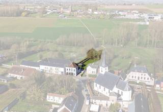 Dit herenhuis te Sint-Kornelis-Horebeke met een bewoonbare oppervlakte van maar liefst 241m² (BVO) biedt een uitzonderlijke kans om te wonen in een pand waar geschiedenis, hedendaags comfort, ruimte en sfeer samenkomen. Achter de statige gevel vindt u een indrukwekkende inkomhal met gastentoilet en een leefruimte met een gezellige zithoek en eetgedeelte, aansluitend op een functionele keuken met extra bergruimte. Authentieke elementen zoals hoge plafonds en houten deuren dragen overal bij aan de bijzondere uitstraling van het huis. Er is tevens een kelder. Via de ruime trappenhal bereikt u het eerste en tweede verdiep, waar vier kamers kunnen worden ingericht als slaapkamers, bureau of hobbyruimte. De centraal gelegen badkamer is volledig uitgerust met ligbad, douche en dubbele lavabo, terwijl één van de kamers een extra eigen doucheruimte met lavabo heeft voor extra comfort en privacy. Alsook is er een afzonderlijk toilet. Buiten kan u genieten van twee terrassen en een diepe tuin die uitnodigen tot ontspanning, met vanuit de tuin en achtergevel een weids uitzicht over het glooiende landschap. Parkeren kan eenvoudig op het eigen terrein. Een woning met landelijke ligging die u ter plaatse moet beleven om de charme en mogelijkheden volledig te ontdekken. Contacteer Vastgoed Lietaer voor meer info en plan een bezoek in via 055/500 007 of info@vastgoedlietaer.be. Enkel een schriftelijk bod aanvaard door de verkopers resulteert in enige verbintenis/verkoop. <br />