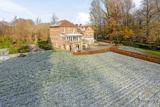 Deze uitzonderlijke villa bevindt zich nog nipt op Vlaams grondgebied, op slechts 1km van Wallonië. Ze dateert uit de beginjaren 1900 maar...