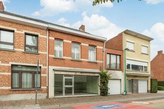 <p><span>In de Kerkstraat 11, pal in het centrum van Vosselaar, bevindt zich dit ruime handelspand met woonst van maar liefst 310 m². Dankzij de centrale ligging, de nabijheid van winkels en de goede bereikbaarheid biedt dit pand tal van mogelijkheden voor wie wonen en werken wil combineren.</span></p>
<p><span>Op het gelijkvloers bevindt zich vooraan een etalageruimte, aangevuld met een woonkamer, een badkamer, een aparte kamer, twee ruime multifunctionele ruimtes en een garage. Via twee afzonderlijke trappen bereik je de bovenverdiepingen. Aan de ene zijde bevinden zich drie slaapkamers en een vaste trap naar de ruime zolderverdieping. Aan de andere zijde kom je in een zeer ruime polyvalente ruimte die naar eigen wens kan worden ingericht. Verder beschikt het pand over een kelder en een tuin.</span></p>
<p><span>Met een EPC-label F valt het pand onder de renovatieverplichting van de Vlaamse overheid.</span></p>
<p>Troeven:</p>
<ul>
<li>
<p><span>Centrale ligging in Vosselaar</span></p>
</li>
<li>
<p><span>Handelspand met woonst</span></p>
</li>
<li>
<p><span>Bewoonbare oppervlakte van 310 m²</span></p>
</li>
<li>
<p><span>Veel ruime en veelzijdige kamers</span></p>
</li>
<li>
<p><span>Ruime zolderverdieping met vaste trap</span></p>
</li>
<li>
<p><span>Garage en tuin</span></p>
</li>
<li>
<p><span>Tal van mogelijkheden</span></p>
</li>
</ul>