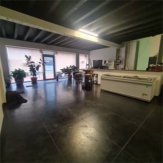 Huurprijs 1e jaar: €750Huurprijs vanaf 2e jaar: €1000Onmiddellijk beschikbaar!Met zijn 151m² biedt dit handelspand tal van mogelijkheden voor de...