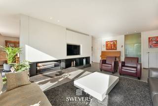 Voor meer info en foto’s, surf naar www.swevers.be – In een rustige, doodlopende straat in Zonhoven ligt deze ruime open bebouwing op een groen perceel van 1.378 m². De woning uit 1985 is goed onderhouden, werd doorheen de jaren gemoderniseerd en biedt 300 m² bewoonbare oppervlakte met heel wat toekomstpotentieel. Centraal staat de lichtrijke leefruimte van maar liefst 58 m², vernieuwd rond 2017 en voorzien van een stijlvolle roomdivider met inbouwkasten, tv-wand en houthaard. Aansluitend vind je de verzorgde keuken van 17,50 m² en een charmante veranda met zicht op de tuin. Het gelijkvloers telt drie slaapkamers, een ruime badkamer met ligbad, douche en dubbele wastafel, een wasplaats/berging en een inpandige garage van 28 m². Wie meer ruimte wenst, heeft bovendien nog uitbreidingsmogelijkheden boven. Hier bevindt zich een logeerruimte en een extra hobbyruimte. Daarnaast is er nog de zolder van 67m². Denk aan extra slaapkamers, een royale masterbedroom met dressing, een fitnessruimte of hobbyruimte. Zo kan de woning in de toekomst verder worden afgestemd op veranderende woonwensen. Buiten geniet je van een zuidoostelijk georiënteerde tuin met ruim terras, grote luifel, vijvertje en tuinhuis. Zonnepanelen en airco’s werden geplaatst in 2018 en de gasketel werd vernieuwd in 2024. De groene ligging nabij de Platwijers combineert rust met een vlotte bereikbaarheid van scholen, winkels, openbaar vervoer, Hasselt, Kiewit en Bokrijk. Voor meer informatie, bel 011 255 155. Bron bewoonbare oppervlakte: EPC – verslag.
