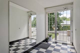 Trendy appartement met 2 slaapkamers gelegen aan het einde van een doodlopende straat.<br /><br />Indeling: inkomhal met vestiaire, zeer lichtrijke leefruimte met salon en eetkamer, keuken (gas), berging/wasplaats, badkamer met douche en toilet, 2 slaapkamers, gezellig terrasje met extra buitenberging. In de kelderverdieping is er nog een berging.<br /><br />Het appartement zelf is ook in goede staat van onderhoud en is instapklaar. Er zijn vele en grote ramen waardoor er doorheen heel het appartement veel lichtinval is. Dit maakt het hier zeer aangenaam vertoeven.<br />Het gebouw werd door de jaren heen steeds goed onderhouden en o.a. het dak werd reeds geïsoleerd, de gemeenschappelijke verwarmingsinstallatie werd recent vernieuwd, ....<br /><br />Gelegen aan het einde van een doodlopende straat. De buurt is enorm kindvriendelijk en heeft toch een zeer vlotte verbinding naar invals- en snelwegen. In de nabijheid kan je verschillende winkels, scholen, haltes van het openbaar vervoer, enz... terugvinden. Op 5 min. wandelen bevindt zich de zwemvijver van het Boekbergpark. Ideaal voor een welverdiende verfrissing op hete zomerdagen.<br /><br />De gemeenschappelijke kosten bedragen € 150/maand. Deze omvatten o.a. het gas- en waterverbruik.<br /><br />EPC: 183 kWh/m²<br /><br />Meer info?<br />Contacteer het kantoor van IMMO SP in Antwerpen via info@immosp.be of 03 226 20 40.