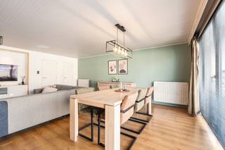 <p>Deze gezellige gesloten bebouwing uit 1969 biedt verrassend veel ruimte en mogelijkheden voor gezinnen of wie op zoek is naar een praktische woning in een rustige, kindvriendelijke buurt. De lichtrijke leefruimtes (1ste verdieping) zorgen voor een aangename woonbeleving, terwijl de oprit, grote garage, het terras en de tuin met recent geplaatst tuinhuis extra comfort bieden. Met vier slaapkamers, een ruime tuin van 259 m² en een functionele indeling beschikt deze woning over heel wat potentieel. Bovendien geniet je van een vlotte bereikbaarheid en een ligging vlakbij de dorpskern van Dendermonde.</p>

<p> </p>

<p>Belangrijkste ruimtes:<br />• Inkomhal met toegang tot de garage, apart toilet en 1ste slaapkamer<br />• Gezellige woonkamer met veel lichtinval (1ste verdieping)<br />• Praktische keuken uitgerust met keramische kookplaat, oven, koelkast en vaatwasser (1ste verdieping)<br />• Badkamer met douche, ligbad en enkele wastafel (tussenverdieping)<br />• Apart toilet (Gelijkvloers)<br />• Vier slaapkamers (1 op tussenverdieping, 3 op 2de verdieping)<br />• Grote garage met extra bergruimte en aansluitingen (wasmachine..)<br />• Ruime opbergzolder<br />• Terras en tuin (259 m²) met nieuw geplaatst tuinhuis<br />• Oprit met parkeermogelijkheid</p>

<p>Troeven:<br />• Ruime en lichtrijke woning met veel mogelijkheden<br />• Grote garage, oprit, terras en tuin met nieuw tuinhuis<br />• Rustige en kindvriendelijke ligging nabij de dorpskern</p>

<p>Neem vandaag nog contact op met je ERA-makelaar voor een bezoek. JOUW DROOMHUIS. ZO GEVONDEN!</p>