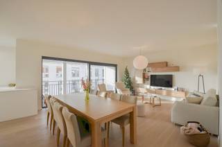 Lichtrijk appartement met een ruim zonnig terras gelegen in een prestigieuze residentie nabij het commercieel centrum.Indeling: Ruime inkom met...