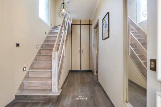Op zoek naar een ruime en praktische gezinswoning in Bornem? Deze verzorgde woning biedt alle comfort voor wie op zoek is naar ruimte, functionaliteit en een gunstige energiescore.<br />De woning beschikt over 4 volwaardige slaapkamers, ideaal voor gezinnen of voor wie extra ruimte wenst voor een bureau of hobbykamer. De praktische en functionele keuken biedt voldoende werk- en opbergruimte en sluit mooi aan op de leefruimtes.<br />Verder beschikt de woning over een propere en goed onderhouden badkamer, een inpandige garage en een conforme elektrische installatie, wat extra gemoedsrust biedt. Ook zijn er 12 zonnepanelen aanwezig.<br />Met een EPC-score C combineert deze woning comfortabel wonen met een degelijke energieprestatie.<br />Gelegen in Bornem, met een vlotte bereikbaarheid en voorzieningen in de nabije omgeving.<br />Interesse? Neem contact op voor meer informatie of een bezoek ter plaatse.<br />