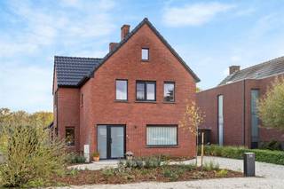 <p><span>Compleet gerenoveerde woning op perceel van bijna 9 are vlak bij zolder centrum, omgeven door groen.</span></p><p><span> </span></p><p><span>Belangrijkste troeven:</span></p><p><span>- Centrale ligging</span></p><p><span>- Totaal gerenoveerd in 2024</span></p><p><span>- Kwalitatieve materialen</span></p><p><span>- EPC B</span></p><p><span>- Zonnepanelen (3200 Wp)</span></p><p><span>- Ruime tuin met groen verzicht</span></p><p><span>- Perceel van 8a 89ca</span></p><p><span> </span></p><p><span>Bekijk zeker ook de grondplannen met de afmetingen. Zo krijgt u van thuis uit al een perfect beeld van wat deze woning te bieden heeft!</span></p><p><span> </span></p><p><span>Wenst u meer info of een vrijblijvende bezichtiging, contacteer dan ons kantoor op het nummer 011 85 15 15 en wij helpen u graag verder.</span></p>