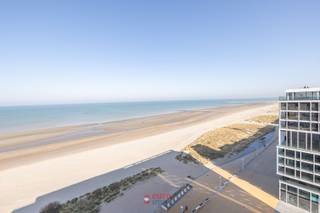 Dit formidabel pand biedt fenomenale, uitgestrekte zeezichten waardoor u zich bijna in de Noordzee zelf waant!<br /><br />De afwerkingsmaterialen bieden bovendien een mooie meerwaarde aan het geheel.  U kan beginnen dromen!<br /><br />EPC-waarde: 213 (Label C). Gemeubeld &amp; instapklaar.<br /> 