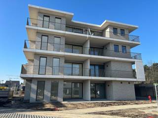 <p><strong><span>Geniet nu nog van 6 % BTW ipv 21 % BTW! (maatregel is verlengd)</span><br /><br />Domein Neerhof </strong>is zeer gunstig gelegen in het binnengebied tussen de Neerstraat en Steenweg op Mol. Gesitueerd in een <strong>rustige en</strong> <strong>aangename parkomgeving</strong> maar in de directe nabijheid van het <strong>centrum van Oud-Turnhout</strong> met winkels, horeca en openbaar vervoer op wandelafstand en met een vlotte bereikbaarheid naar de <strong>autostrade E34 Antwerpen-Eindhoven</strong>.</p>
<br />Het geheel bestaat uit verschillende aparte blokjes van <strong>kwalitatieve &amp; ruime appartementen</strong> met <strong>grote zonnige terrassen </strong>en enkele aangename <strong>nieuwbouwwoningen</strong>.<br /><br />Deze luxueuze woningen worden allen <strong>super zuinig gebouwd met E peil 20</strong> waardoor men de eerste 5 jaar geen onroerende voorheffing moet betalen. Dit strenge E peil wordt behaald door gebruik te maken van de nieuwste technieken zoals <strong>geothermische warmtepompen ,</strong> <strong>vloerverwarming in combinatie met vloerkoeling, ventilatiesysteem, zonnepanelen enz.</strong> Uw maandelijkse verbruik wordt hierdoor tot het min. herleid.<br /><br />Zij worden <strong>zeer degelijk gebouwd </strong>met ruime budgetten voor de verschillende stelposten zoals sanitair, keuken en vloeren.<br /><strong>Oppervlaktes</strong> tussen <strong>92 en 140 m²</strong> <strong>en terrassen van 10 m² tem 52 m².</strong><br /><br /><strong>App B10</strong> bestaat uit een inkomhal, gastentoilet, ruime en lichte leefruimte met open keuken en berging, 2 slaapkamers met badkamer en tof terras van 27 m² rondom het appartement<br /><br />Voor het gemak van de bewoners werd een <strong>grote ondergrondse parking met fietslift</strong> voorzien alsook een eigen huisvuilsysteem.<br /><br />Bezoek het <strong>modelappartement</strong> op afspraak om een indruk te krijgen van deze bijzonder goed gelegen en afgewerkte appartementen.<br /><br />Contacteer ons via <strong>info@dilegno.immo of 014/70 73 23 </strong>of spring binnen op ons kantoor in Oud-Turnhout, gelegen aan het project zelf.