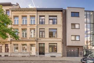 <p>Wonen in het hippe Boho</p><p> </p><p>Op de grens van Zurenborg en BOHO ligt een prachtig kleinschalig gebouw met een authentieke gevel. Dichtbij het stadscentrum, maar toch aangenaam en rustig wonen.</p><p>Je wandelt zo naar de Dageraadplaats voor een koffietje of een aperitief, maar ook het Moorkensplein en het Zuid zijn niet veraf.</p><p>Wie Antwerpen een beetje kent, weet dat deze buurt al jaren rustig haar eigen charme heeft opgebouwd.</p><p> </p><p>De ligging is centraal, op fietsafstand van het centrum en het Centraal Station. Invalswegen en de ring zijn binnen handbereik, net als de vele winkels en supermarkten.</p><p> </p><p>In dit kleinschalige gebouw bevindt zich op de gelijkvloerse verdieping een verzorgd éénslaapkamerappartement dat recent werd gerenoveerd.</p><p> </p><p>• 58 m² woonoppervlakte met praktische indeling</p><p>• Volledig gerenoveerd met moderne en kwalitatieve materialen</p><p>• Lichtrijke leefruimte met open keuken en stadskoer</p><p>• 1 slaapkamer met ensuite badkamer</p><p>• Kelderberging aanwezig</p><p> </p><p>Het appartement heeft een lichte leefruimte met hoge plafonds en aansluitend een open keuken. Grote ramen, mooie materialen, en een praktisch ingerichte leefruimte.</p><p> </p><p>De open keuken is modern afgewerkt en uitgerust met alle toestellen. Voldoende werkruimte, praktische opbergkasten en alles binnen handbereik. Een keuken waar koken en gezellig samenzijn moeiteloos samenkomen. Als kers op de taart is er een gezellige koer aan de keuken.</p><p> </p><p>Achteraan het appartement ligt de ruime en rustig gelegen slaapkamer. Aansluitend bevindt zich de badkamer met een mooie inloopdouche en een strak wastafelmeubel. Praktisch ingericht en netjes afgewerkt.</p><p> </p><p>Daarnaast is er nog een kelderberging voorzien, handig voor fietsen, koffers of alles wat je liever niet in de woonkamer bewaart.</p><p> </p><p>Ontdek het zelf en plan je bezoek via www.sinjoor.be of 03 283 05 00</p>