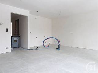 <p>Nieuwbouw appartement op eerste verdieping aan de Demer in hartje Aarschot!</p><p>Het appartement beschikt over 2 lichtrijke slaapkamers, een badkamer met inloopdouche en een leefruimte met grote raampartijen en open keuken.<br />De keuken is praktisch ingericht en voorzien van al het comfort.<br />Aansluitend kan je op het terras genieten van het zonnetje en de rust.<br />Bij het appartement is een autostaanplaats en kelderberging inbegrepen.</p><p>Een perfecte woonst voor wie rustig, maar toch centraal en dichtbij de winkelstraten wil wonen.</p><p>Gemeenschappelijke kosten bedragen 75 euro/maand.</p><p>Scholen, winkels en openbaar vervoer op wandelafstand van het pand.</p><p>Vrij vanaf 01/03/2026!</p><p>Wens je graag een bezichtiging, bel 016/90 10 21 of per mail: info@future-home.be.</p><p>EPC: A</p>