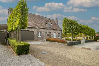 <p>In een rustige straat in Paal (Beringen) vinden we deze ruime, vrijstaande gezinswoning aan de Oude Baan 218. Met haar karaktervolle uitstraling, groene tuin en ruime perceel van 10a04ca geniet je hier van rust en privacy, terwijl scholen, winkels en de E313 vlakbij liggen. Zo woon je rustig, maar ben je toch vlot onderweg richting Hasselt en Antwerpen.</p>
<p></p>
<p>De woning werd gebouwd in 1995 en is door de jaren heen goed onderhouden en op verschillende momenten vernieuwd. Zo kreeg de leefruimte in 2014 een grondige update met onder meer een stijlvolle TV-wand met gashaard en indirecte verlichting, een parketvloer in de zitkuil en een spanplafond met inbouwspots. In 2015 volgden ook nieuwe keukenfronten en -toestellen van het merk Siemens.</p>
<p></p>
<p>Ook op technisch en energetisch vlak werd de woning de voorbije jaren verder uitgebouwd. Het dak is voorzien van 28 zonnepanelen (met certificaten) en werd geïsoleerd, zowel onder de dakhelling als op de zoldervloer. Daarnaast beschikt de woning over spouwmuurisolatie, een alarmsysteem en camerabewaking.</p>
<p></p>
<p>Via de inkomhal kom je binnen in de woning. Op het gelijkvloers bevinden zich een apart bureau (eventueel ook in te richten als slaapkamer), een gezellige leefruimte met gashaard en een eethoek die mooi aansluit op de volledig uitgeruste keuken met ontbijthoek. Vanuit de leefruimte en de keuken heb je bovendien mooi zicht op de tuin.</p>
<p></p>
<p>Verder is er op het gelijkvloers een gastentoilet, een aparte wasplaats met extra doucheruimte en een ruime inpandige garage.</p>
<p></p>
<p>Op de eerste verdieping tref je drie slaapkamers en een badkamer aan, met bubbelbad, toilet en een dubbel wastafelmeubel. Daarnaast zijn er nog twee bijkomende opbergruimtes, ideaal in te richten als dressing of gewoon als extra bergruimte.</p>
<p></p>
<p>Tot slot beschikt de woning nog over een zolder en een ruime kelderverdieping met stookplaats en voldoende opslagmogelijkheden.</p>
<p></p>
<p>Ook buiten heeft deze woning heel wat te bieden. De volledig omheinde en aangelegde tuin biedt heel wat privacy en telt bovendien een tuinhuis. De ruime oprit biedt plaats aan meerdere wagens, en naast de woning is er ook nog een carport, afgesloten met een elektrische poort.</p>
<p></p>
<p>Kortom: een ruime en goed onderhouden gezinswoning met karakter, een mooie tuin en heel wat praktische extra's. Een fijne thuis voor wie op zoek is naar ruimte, rust en comfort, met alle nodige voorzieningen binnen handbereik.</p>
<p><span>Elektrische installatie:</span><span> de installatie werd bij de eerste keuring niet conform bevonden. De vastgestelde inbreuken zijn inmiddels verholpen en een herkeuring is aangevraagd voor </span><span>29/09/2026.</span></p>
<p>Benieuwd of dit jouw nieuwe thuis kan worden? Contacteer ons voor meer informatie of een bezoek via +32 487 50 27 93 of <span>isa@jamar.immo</span>.<br /><br /><em>Alle relevante attesten en documenten kan u downloaden onderaan de omschrijving van het pand op onze website: www.jamar.immo. Verdere informatie is beschikbaar op aanvraag.</em></p>