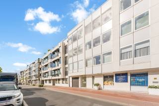 Ontdek dit aangenaam appartement met twee volwaardige slaapkamers op een toplocatie in Knokke, op wandelafstand van het strand. Dit appartement bevindt zich op de derde verdieping en geniet van een aangenaam, open uitzicht. Dankzij de centrale ligging in het bruisende hart van Knokke geniet u van alle gemakken: winkels, restaurants en voorzieningen bevinden zich binnen handbereik. Mogelijkheid tot aankoop van een parkeerplaats in het gebouw.<br /><br />Indeling:<br />inkom met toilet en vestiaire, leefruimte met open zicht, afzonderlijke keuken, twee volwaardige slaapkamers met twee aansluitende badkamers, terras achteraan.<br /><br />Kelderberging, vuilnislokaal en fietsenstalling.<br /><br />Mogelijkheid tot aankoop parkeerplaats in het gebouw aan € 50.000.<br /><br />Bezoeken? Graag na afspraak met Avantimmo op het nummer 050 62 50 55