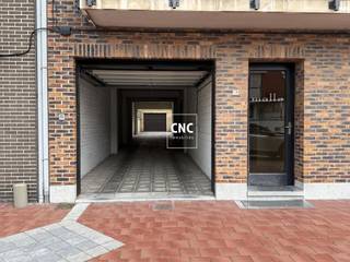 Makkelijk toegankelijke garagebox met automatische poort op het gelijkvloers gelegen op de Koningslaan 116 te Knokke.Afmetingen: 2,95m breed x 5,75m diepWenst u bijkomende informatie of wenst u een bezoek in te plannen? Contacteer Nathalie Colpaert op het nummer 0495/62 18 81 of via mail info@immocnc.be.