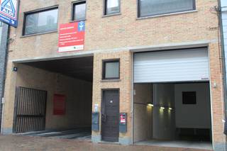 Afgesloten garagebox in een ondergronds garagecomplex. Gelegen in het centrum in Oostende nabij het stadhuis. Vrij vanaf 1/09/2025. Huurprijs € 95 +...