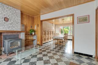 Deze te renoveren halfopen eengezinswoning met 4 slaapkamers, garage en zuidwestgerichte tuin is gelegen in het rustige Beveren. Dankzij de ruime indeling, de diepe tuin en de uitstekende bereikbaarheid vormt deze woning de ideale thuis voor gezinnen die op zoek zijn naar ruimte, comfort en tal van mogelijkheden.<br /><br /><strong>Ligging</strong>: Rustig gelegen nabij het centrum van Beveren. Bakker, slager en openbaar vervoer bevinden zich op wandelafstand, terwijl winkels, scholen en andere voorzieningen vlot bereikbaar zijn. Dankzij de nabijheid van de E403 geniet u bovendien van een uitstekende verbinding naar omliggende steden en gemeenten.<br /><br /><strong>Indeling van de woning</strong>:
<ul>
	<li><u>Gelijkvloers</u>: Via de ruime inkomhal betreedt u de woning. Deze geeft toegang tot de lichtrijke woonkamer met gezellige zithoek en eetplaats. Aansluitend bevindt zich de keuken met een aparte berging. Verder beschikt het gelijkvloers over een praktische wasplaats, een afzonderlijk toilet en een badkamer uitgerust met een ligbad, douche en lavabomeubel. Vanuit de keuken heeft u rechtstreeks toegang tot de tuin.</li>
	<li><u>Eerste verdieping:</u> Op de eerste verdieping bevinden zich vier ruime slaapkamers die tal van mogelijkheden bieden voor een groot gezin.</li>
	<li><u>Zolderverdieping</u>: Via een zolderluik bereikt u de ruime zolder, ideaal als extra opbergruimte.</li>
	<li><u>Buitenruimte</u>: Achteraan de woning bevindt zich een diepe, zuidwestgerichte tuin waar u de hele namiddag en avond kunt genieten van de zon. Daarnaast beschikt de woning over een extra opslagruimte en een tuinhuis, ideaal voor het stockeren van tuinmateriaal, fietsen of hobbygerief. Naast de woning bevindt zich een garage met oprit en voldoende parkeergelegenheid op eigen terrein.</li>
</ul>
<strong>Troeven</strong>:

<ul>
	<li>Ruime halfopen bebouwing met 4 volwaardige slaapkamers.</li>
	<li>Diepe zuidwestgerichte tuin met tuinhuis en extra opslagruimte.</li>
	<li>Garage met private oprit.</li>
	<li>Veel opbergruimte dankzij zolder, berging, opslagruimte en garage.</li>
	<li>Renovatiekans om de woning volledig naar eigen smaak af te werken.</li>
	<li>Goede combinatie van rust, bereikbaarheid en wooncomfort.</li>
</ul>
<br />Bent u op zoek naar een ruime gezinswoning met een zonnige tuin, garage en een rustige ligging nabij alle voorzieningen? Contacteer ons kantoor voor meer informatie of plan een vrijblijvend bezoek via 051/201.400 of info@dicasa.be.