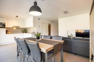 <strong>Recent gelijkvloers appartement met staanplaats en tuin</strong><br /><br />Ontdek dit charmante en instapklare gelijkvloers appartement met één slaapkamer, wat het een ideale keuze maakt voor starters, alleenstaanden of als rendabele investering.<br /><br />Het appartement beschikt over een privatieve, ruime tuin waar u in alle rust kunt genieten van zon en stilte, evenals een aparte ingang die zorgt voor extra privacy. Verder zijn er een praktische fietsenberging en een eigen overdekte parkeerplaats met laadmogelijkheid voorzien.<br /><br />De ligging is een absolute troef: rustig, maar toch centraal, op wandelafstand van winkels en openbaar vervoer.<br /><br />Troeven:<br /><br />- Ruime, privatieve tuin<br />- Eigen overdekte parkeerplaats met laadmogelijkheid<br />- Fietsenberging<br />- Kleinschalige residentie (slechts 3 appartementen)<br />- Lage gemeenschappelijke kosten<br /><br />Indeling: inkomhal, lichtrijke woonkamer, keuken, berging, badkamer, apart toilet en slaapkamer.<br /><br />Geïnteresseerd in dit zéér aantrekkelijk appartement? Neem zo snel mogelijk contact met ons op voor meer info of een bezoek via wouter@deboerenpartners.be of via tel 03 377 55 00!