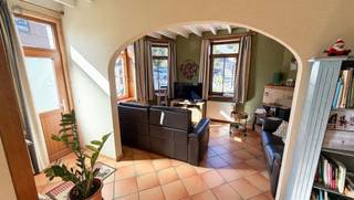 <h1><span>INSTAPKLARE WONING MET 4 SLAAPKAMERS, GARAGE EN VEELZIJDIG BIJGEBOUW</span></h1><p><span>Op zoek naar een ruime, instapklare woning met tal van mogelijkheden? Deze eigendom combineert comfortabel wonen met extra ruimte en veelzijdigheid, dankzij het praktische bijgebouw met garage, zolderruimte én een ingerichte loft. Een ideale opportuniteit voor wie op zoek is naar ruimte, comfort en flexibiliteit!</span></p><h2><span>Een woning met ruimte en karakter</span></h2><p><span>Op het gelijkvloers verwelkomt de woning u via de inkomhal, die toegang biedt tot de ruime en lichtrijke leefruimte. De ingerichte keuken sluit mooi aan bij het dagelijkse wooncomfort. Verder beschikt deze verdieping over een afzonderlijke bureauruimte en een praktische achterinkom.</span></p><p><span>Op de eerste verdieping bevindt zich de nachthal met drie slaapkamers en een badkamer, uitgerust met een douche, lavabomeubel en toilet.</span></p><p><span>De tweede verdieping biedt een ruime zolderkamer die perfect kan worden ingericht als vierde slaapkamer, hobbyruimte of polyvalente ruimte, volledig volgens uw eigen behoeften.</span></p><h2><span>Prachtige binnenkoer en multifunctioneel bijgebouw</span></h2><p><span>Een absolute troef van deze eigendom is de aangename binnenkoer, die een mooie buitenruimte vormt om tot rust te komen of gezellig samen te genieten.</span></p><p><span>Aansluitend aan de perceelsgrens bevindt zich een ruim bijgebouw met garage en bijkomende zolderruimte.</span></p><p><span>Bovendien beschikt het bijgebouw over een ingerichte loft, bestaande uit een leefruimte en een badkamer met douche, lavabomeubel en toilet. Op de verdieping bevindt zich nog een ruime slaapkamer.</span></p><p><span>Deze extra woon- en gebruiksruimte biedt tal van mogelijkheden, bijvoorbeeld voor een hobby, een werkruimte of het uitoefenen van een zelfstandige activiteit, afhankelijk van de geldende voorschriften en vergunningen.</span></p><h2><span>Extra troeven</span></h2><ul><li><span>Instapklare woning</span></li><li><span>Vier mogelijke slaapkamers in de hoofdwoning</span></li><li><span>Ruime en lichtrijke leefruimte</span></li><li><span>Ingerichte keuken en afzonderlijke bureauruimte</span></li><li><span>Aangename binnenkoer</span></li><li><span>Bijgebouw met garage en zolderruimte</span></li><li><span>Ingerichte loft met leefruimte, badkamer en slaapkamer</span></li><li><span>EPC-label C: geen renovatieplicht</span></li><li><span>Asbestveilige woning</span></li></ul><h2><span>Een eigendom die u moet ontdekken!</span></h2><p><span>Bent u op zoek naar een instapklare woning met extra ruimte en tal van mogelijkheden? Dan is deze eigendom zeker een bezoek waard.</span></p><p><span>Interesse? Reageer eenvoudig via de advertentie. Wij nemen vervolgens telefonisch contact met u op om een bezoek in te plannen.</span></p><p><span>Laat deze mooie opportuniteit niet aan u voorbijgaan!</span></p>