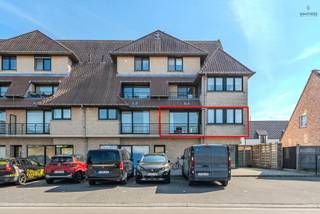 <p>Dit lichtrijke en ruime hoekappartement is uitstekend gelegen op wandelafstand van het centrum van Eernegem en bevindt zich op de eerste verdieping van de verzorgde Residentie Concordia.<br /><br />Dankzij de vele raampartijen, de rustige ligging en de twee zonnige terrassen geniet u hier van een aangename woonbeleving met veel natuurlijk licht en optimaal comfort.<br /><br />Indeling van dit energiezuinige appartement:<br /><br />Inkomhal met gastentoilet<br />Ruime en luchtige leefruimte met geïnstalleerde open keuken<br />Zonneterras aan de leefruimte, uitgerust met zonnescreen<br />Twee volwaardige slaapkamers, waarvan één met toegang tot het terras achteraan<br />Achterterras met aanwezige nutsvoorzieningen (water en elektriciteit)<br />Praktische berging met aansluiting voor wasmachine en droogkast<br />Comfortabele badkamer voorzien van ligbad, douche en badkamermeubel<br /><br />Extra troef: in de kelderverdieping is er een ruime garagebox.<br /><br />Interesse? Contacteer ons voor meer informatie of een bezoek via mail aub : info@immoseed.be</p>