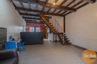 <br /><br />AALST - Deze instapklare woning is perfect gelegen op wandelafstand van winkels, scholen en openbaar vervoer. <br />Het gelijkvloers omvat een inkomhal, een ruime woonkamer, een keuken met gezellige ontbijthoek, een toilet en een doucheruimte en een berging. Op de eerste verdieping bevinden zich twee ruime slaapkamers. De tweede verdieping beschikt over een nachthal en een derde slaapkamer met een extra badkamer voorzien van een ligbad en tweede toilet.<br /><br />De woning is uitstekend onderhouden en volledig instapklaar. Bovendien beschikt ze over een gunstig EPC, centrale verwarming op aardgas en is de elektriciteit conform, wat zorgt voor extra wooncomfort en gemoedsrust. Dankzij de centrale ligging geniet je van alle voorzieningen in de onmiddellijke omgeving, terwijl je toch rustig woont in het hart van Aalst.<br /><br />Ideaal voor starters, jonge gezinnen of investeerders die op zoek zijn naar een energiezuinige woning op een toplocatie.<br /><br />Kortom: bent u op zoek naar een instapklare woning met 3 slaapkamers op een zeer centrale ligging te Aalst? Aarzel niet en maak snel uw afspraak 053/60.65.60<br /><br />De vermelde prijs is een richtprijs. Na ontvangst van de biedingen zal de verkoper beslissen of hij/zij de eigendom verkoopt aan het beste bod. De richtprijs is aldus niet bindend voor de verkoper.