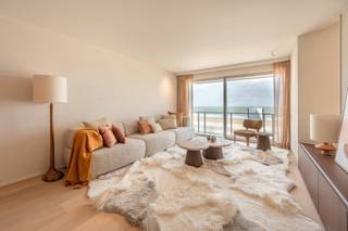 Luxueus gerenoveerd 3-slaapkamerappartement op de Zeedijk in het Zoute. <br />Op een topligging tussen het Albertplein en de wandeldijk. <br />Schitterend gerenoveerd appartement met drie slaapkamers en een adembenemend uitzicht op zee.<br /><br />Indeling:<br />Ruime inkomhal met vestiaire en gastentoilet. De lichtrijke leefruimte met eet- en zithoek sluit naadloos aan op het terras met frontaal zeezicht. De open keuken is volledig uitgerust met Miele-toestellen en afgewerkt met een elegant werkblad in Italiaanse natuursteen (Pietra Bicci). Aansluitend is er een praktische berging/wasplaats.<br />De master bedroom beschikt over ingemaakte kasten en een ensuite badkamer met dubbele lavabo, bad, inloopdouche en toilet. De tweede en derde slaapkamer hebben eveneens ingemaakte kasten en een gedeelde douchekamer met dubbele lavabo, inloopdouche en toilet. <br />Alle badkamers zijn afgewerkt met Mortex en hoogwaardige natuursteen.<br /><br />Privatieve kelder in het gebouw. <br />Mogelijkheid tot de overname van een staanplaats in de residentie of meerdere staanplaatsen in nabij gelegen residenties. <br /><br />De gevel van het gebouw werd volledig gereinigd in het voorjaar van 2025.<br /><br />Dit unieke appartement biedt een perfecte combinatie van luxe, comfort en een uitzonderlijke ligging aan zee.