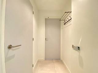 Nieuwbouwappartement gelegen in het project "Balk Van Beel" in de autovrije stadswijk "Tweewaters".<br /><br />Het appartement is gelegen op de derde verdiepingen en omvat een leefruimte , geïnstalleerde keuken, 1 slaapkamer met aansluitend de badkamer met bad/douche combinatie.<br />Daarnaast beschikt u over een opbergkelder, een autostaanplaats en een fietsenrek.<br /><br />het appartement is voorzien van een thuisbezorgingskast die toelaat dat goederen kunnen geleverd worden bij afwezigheid!<br />Gebouwd met kwalitatieve materialen, beschikt het gebouw over een zeer goed E-Peil (E60) en lage-energiescore (A), wat resulteert in lagere energie kosten zonder in te boeten aan comfort.<br /><br />Gelegen in de "Balk van Beel" vlakbij de Vaart in Leuven, kent dit appartement een uitstekende ligging. Zo woon je vlakbij het centrum met alle bijhorende faciliteiten en is de verbinding met het station van Leuven alsook met ring rond Leuven optimaal.<br />Ook de oprit naar zowel de E40 als de E314 zijn vlakbij.<br /><br />De huurprijs bedraagt € 1100 + €85 gemeenschappelijke kosten. Elektriciteit, water, verwarming en internet zijn individueel af te sluiten<br /><br />Dit appartement is beschikbaar vanaf 1/12/26 en kan gehuurd worden aan de hand van een korte termijn contract. Als u geïnteresseerd bent, kunt u zelf een afspraak inplannen via onze online agenda!
