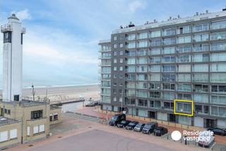 Dit prachtig gerenoveerde appartement bevindt zich op een topligging aan de Zeedijk en Haven van Blankenberge en werd in 2025-2026 grondig vernieuwd. Met een bewoonbare oppervlakte van 80 m², een A-label (98 kWh/m²/jaar) en een aangenaam terras biedt deze eigendom een uitstekende combinatie van comfort, ruimte en ligging.<br /><br />Bij het binnenkomen beschikt de ruime inkomhal over praktische bergkasten. De lichtrijke woonkamer van bijna 28 m² is afgewerkt met een moderne laminaatvloer en geniet dankzij het grote schuifraam van een aangename lichtinval en rechtstreekse toegang tot het terras. De open, praktische keuken is uitgerust met onder meer een inductie kookplaat, combi oven, vaatwasser, dampkap, kunstmarmeren werkblad en Vaillant gasboiler. Achteraan bevindt zich een tweede terras.<br /><br />Verder beschikt het appartement over een apart toilet en een volledig betegelde badkamer met ligbad en douchemogelijkheid, lavabo, spiegel, ventilatie en verwarming. De twee slaapkamers bieden elk voldoende ruimte en comfort; één slaapkamer beschikt bovendien over een lavabo met spiegel en verlichting, terwijl de tweede is voorzien van een ingebouwde kast.<br /><br />Het appartement wordt verwarmd via centrale verwarming op aardgas en beschikt over aluminium ramen. De elektriciteit en technische voorzieningen werden meegenomen in de renovatie. De woning is asbestveilig.<br /><br />Een bijzonder aantrekkelijke kustwoning voor wie op zoek is naar een instapklaar appartement met terras, vlak bij zee, haven, winkels en horeca.