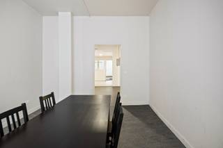 <p><strong>Momenteel verhuurd</strong> aan € 3.550/maand wat zorgt voor € 42.600 op jaarbasis. Dit resulteert in een <strong>rendement van maar liefst 9,40%.</strong></p>
<p>Het gebouw is geacht vergund en met de juiste persoon die van aanpakken weet, ligt de officiële vergunning binnen handbereik!</p>
<p>Bent u op zoek naar een slimme en rendabele investering in het bruisende hart van Antwerpen? Dan is deze opbrengsteigendom een buitenkans die u niet wil missen! Gelegen op een toplocatie slechts op een steenworp afstand van het Centraal Station, de befaamde Meir en verschillende hotspots, biedt dit pand alles wat jouw huurders te wensen hebben: comfort, functionaliteit en een levendige omgeving. Bij binnenkomst vindt u op het gelijkvloers een uiterst handige fietsenstalling en een gemeenschappelijke eetkamer. Aangrenzend bevindt zich een volledig uitgeruste keuken welke werd voorzien van een elektrische kookplaat, dampkap, spoelbak, oven en andere essentiële voorzieningen voor dagelijks gebruik. Als extra troef heb je hier een stadskoer van maar liefst 10 m². Verder is het eigendom ingedeeld in 3 appartementen (40 m²) &amp; 3 studio’s (16 m²). Elks slim ingericht met eigen sanitair voor optimaal wooncomfort. De appartementen beschikken alsook over een aparte slaapkamer, leefruimte en geïnstalleerde keuken.</p>
<p><strong>Technische gegevens:</strong> Elektriciteit is conform! Kelder aanwezig, centrale verwarming op stookolie, grotendeels dubbele beglazing in hout of pvc.</p>
<p><strong>Bodemattest, Stedenbouwkundige inlichtingen en asbestattesten aanwezig! Bevindt zich niet in een risicozone voor overstromingen (P- en G-score B). Renovatieverplichting niet van toepassing.</strong></p>