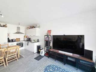 ANDERLECHT – Aan de rand van de stad, in een recent project op een rustige locatie, vlakbij openbaar vervoer en winkels, mooi appartement met 2 slaapkamers van ± 86 m² woonoppervlakte op de 2e verdieping. Het appartement is als volgt ingedeeld: inkomhal met apart toilet, woonkamer van ± 26,5 m² met toegang tot een terras van ± 10,5 m² op het zuiden, volledig ingerichte open keuken (oven, kookplaten, afzuigkap, koelkast/vriezer, vaatwasser), 2 slaapkamers (± 14 m² en ± 9,5 m²), doucheruimte (douche, dubbele wastafel), wasruimte met aansluiting voor wasmachine en parkeerplaats inbegrepen in de huurprijs. Alle oppervlakten zijn bij benadering. Kostenvooruitbetaling: 200 €/maand (warm water, verwarming, gemeenschappelijke ruimtes). EPB: B! Beschikbaar vanaf 15/09/2026.